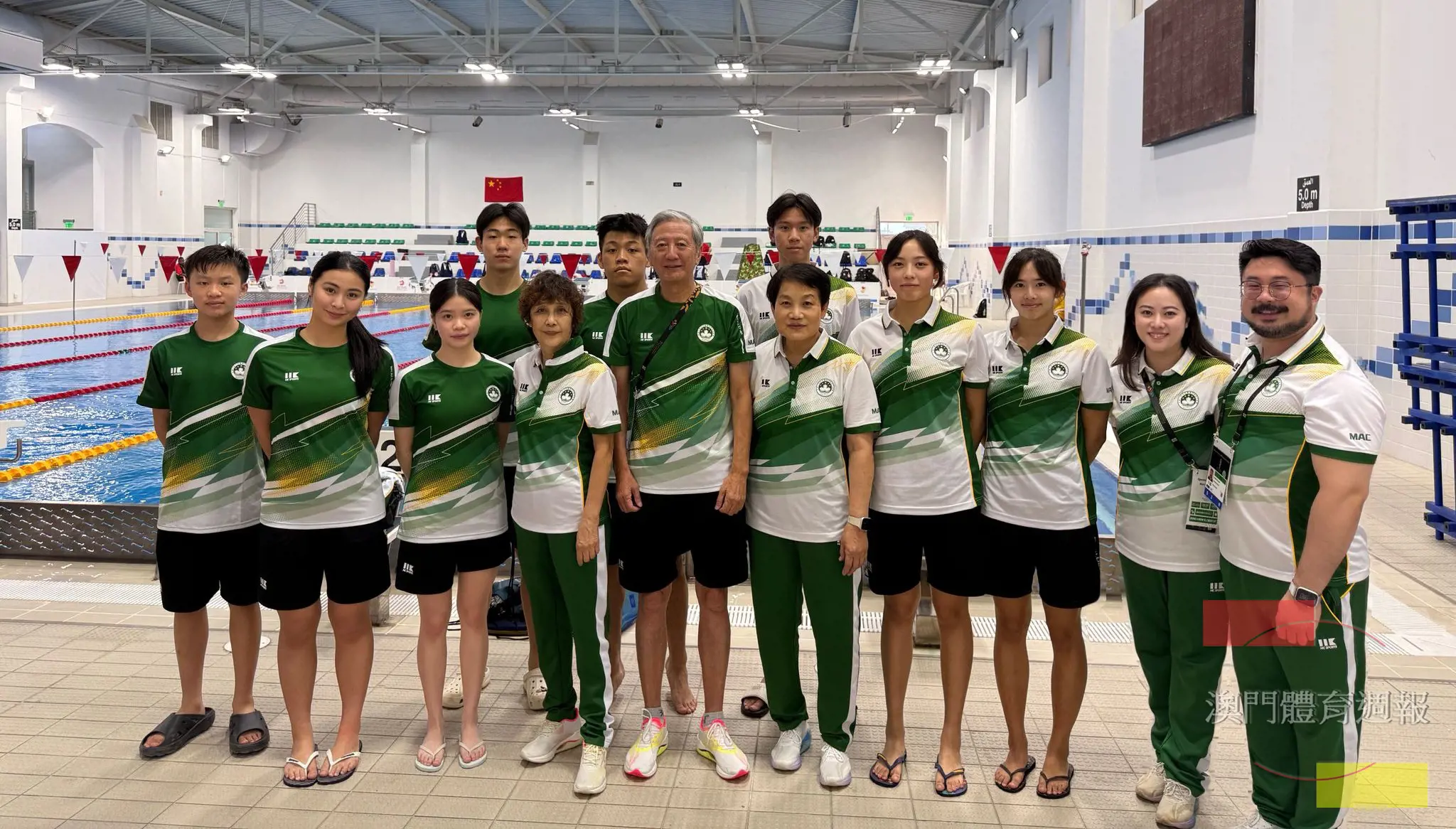 B4 4 團長曾展南(左五)到泳館為游泳隊打氣.jpeg